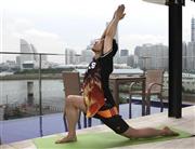 三日月のポーズ＝２０１５年８月２０日、神奈川県横浜市神奈川区のインスパ横浜（田中幸美撮影）