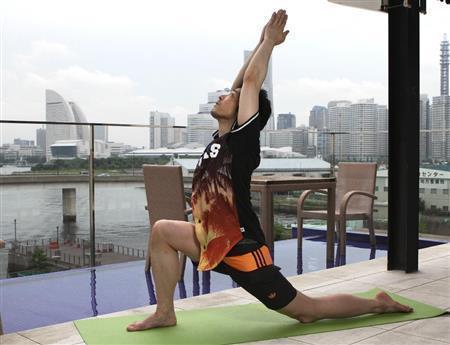 三日月のポーズ＝２０１５年８月２０日、神奈川県横浜市神奈川区のインスパ横浜（田中幸美撮影）