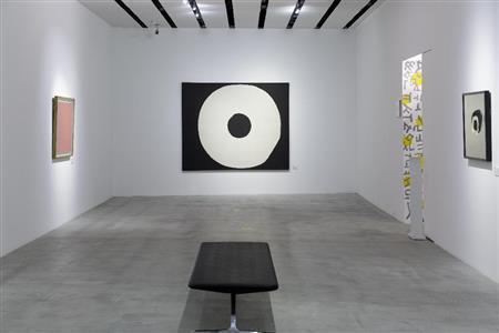 展覧会「具体人」（～２０１５年９月２３日）の吉原治良作品の展示＝２０１４年１０月２９日、長野県北佐久郡軽井沢町の軽井沢ニューアートミュージアム（提供写真）