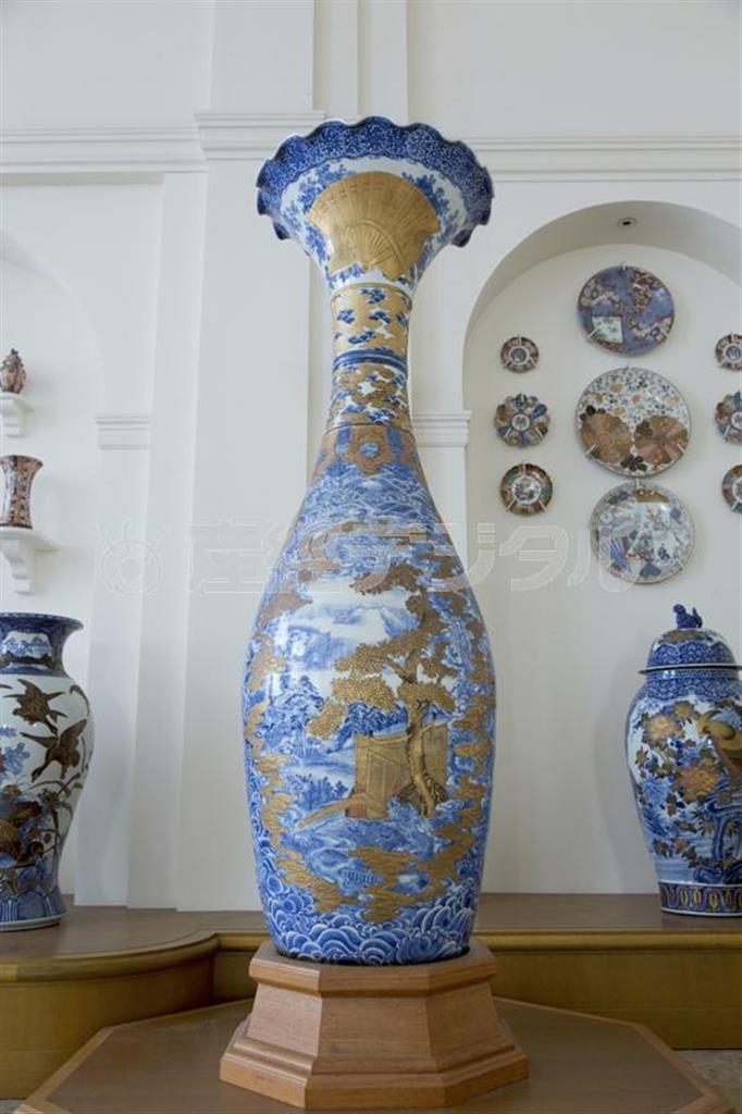 「染付蒔絵富士山御所車文大花瓶」（１８７３（明治６）年、有田ポーセリンパーク蔵）＝２０１５年３月７日（提供写真）