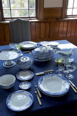 香蘭社「染付藤文洋食器」（１９１０（明治４３）年頃、公益財団法人立花家資料館蔵）＝２０１５年３月１０日（提供写真）