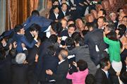 参院平和安全法制特別委員会で可決された安保法案。鴻池祥肇委員長に詰め寄る野党議員ら＝１７日午後、国会・参院第１委員会室（斎藤良雄撮影）