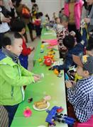 吉林省長春市では今年４月、子供たちのおもちゃ交換会が行われた。古いおもちゃを持ち込んで、他の子供が持ってきた“宝物”と交換。一部はおもちゃを買えない家庭の子供に贈られた（中国新聞社）