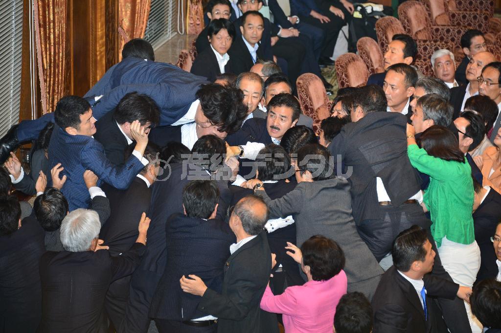 参院平和安全法制特別委員会で可決された安保法案。鴻池祥肇（こうのいけ・よしただ）委員長に詰め寄る野党議員ら＝２０１５年９月１７日午後、国会・参院第１委員会室（斎藤良雄撮影）