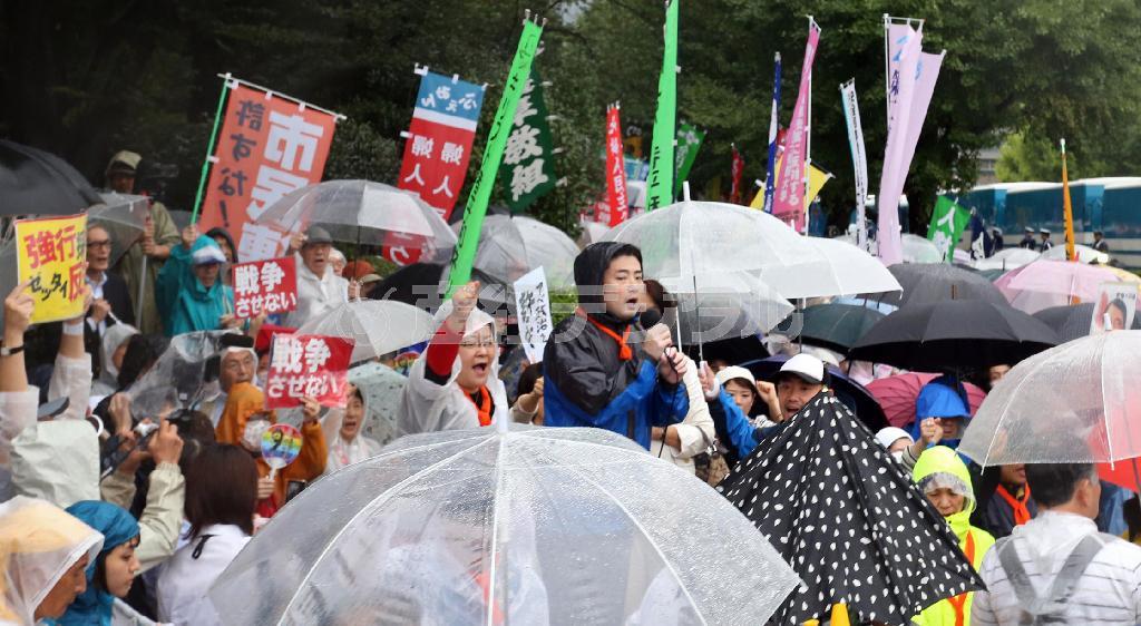 国会前で行われた安保法案反対のデモ＝２０１５年９月１７日午後、東京都千代田区（長尾みなみ撮影）