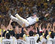 リーグ優勝をを決め胴上げされるソフトバンクの工藤公康（きみやす）監督＝２０１５年９月１７日、福岡県福岡市中央区の福岡ヤフオクドーム（春名中撮影）