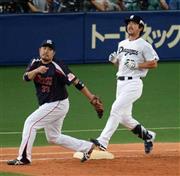 十一回裏、小笠原道大（みちひろ、右）が内野ゴロ＝２０１５年９月１３日、愛知県名古屋市東区のナゴヤドーム（今野顕撮影）