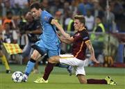 ローマのデイフェンダー、ルカス・ディニュ（右）の厳しいチェックを受けるバルセロナのリオネル・メッシ＝２０１５年９月１６日、イタリア・首都ローマ（ロイター）