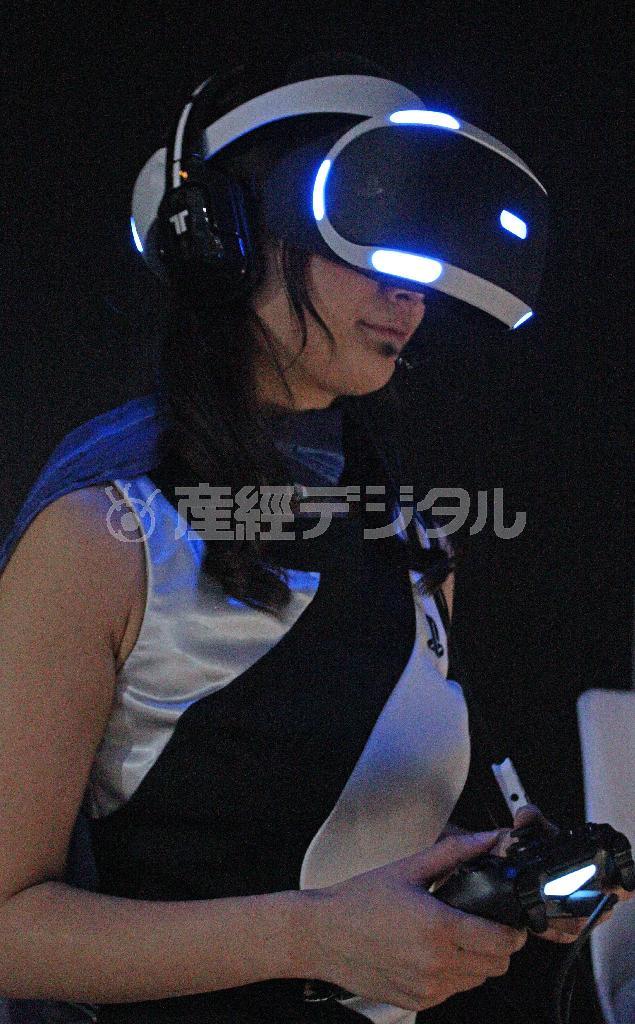 ヘッドセットを使ったシステムも出品されている＝２０１５年９月１７日、千葉県千葉市美浜区の幕張メッセ（荻窪佳撮影）