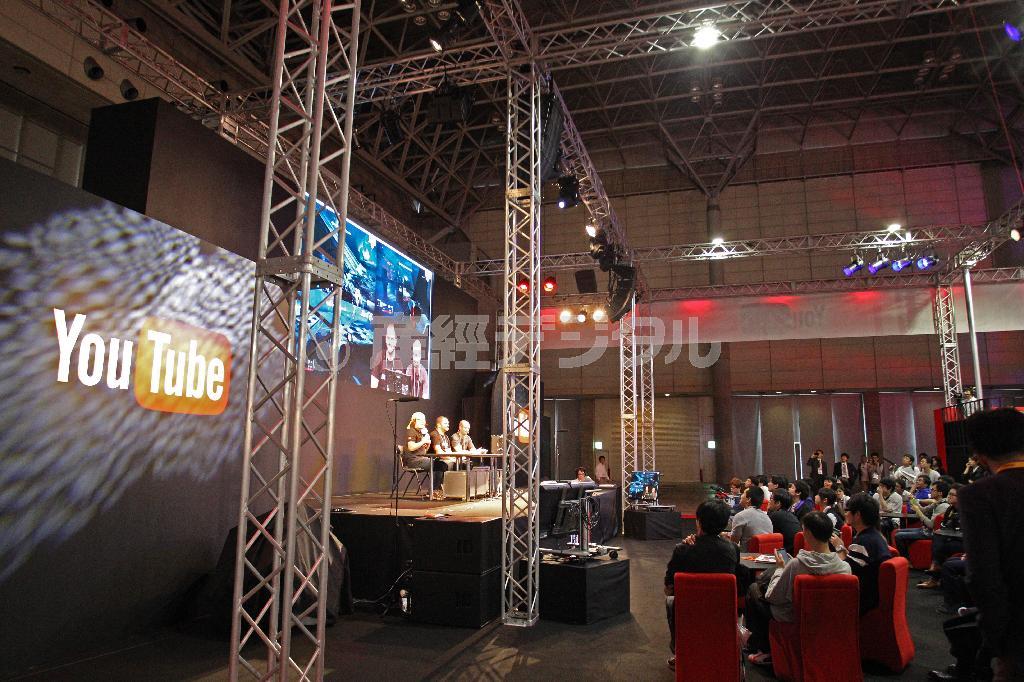 ユーチューブの展示ブースでは、ゲーム動画の配信も行われた＝２０１５年９月１７日、千葉県千葉市美浜区の幕張メッセ（荻窪佳撮影）