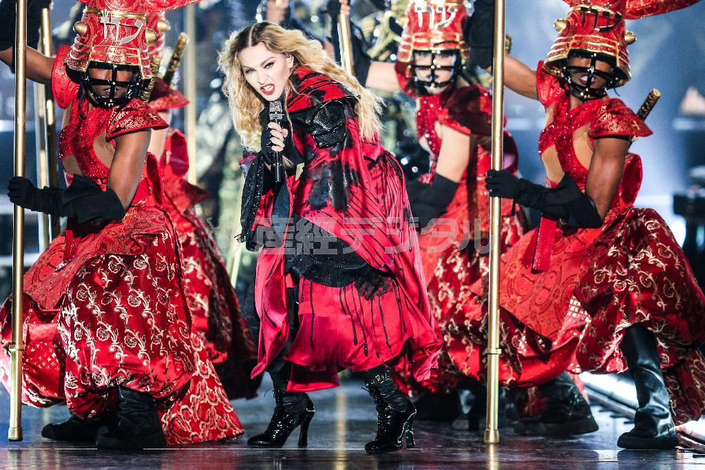 世界的な人気歌手、マドンナさん（中央）＝２０１５年９月９日、カナダ・ケベック州モントリオール（ＡＰ）