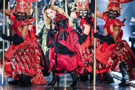 世界的な人気歌手、マドンナさん（中央）＝２０１５年９月９日、カナダ・ケベック州モントリオール（ＡＰ）