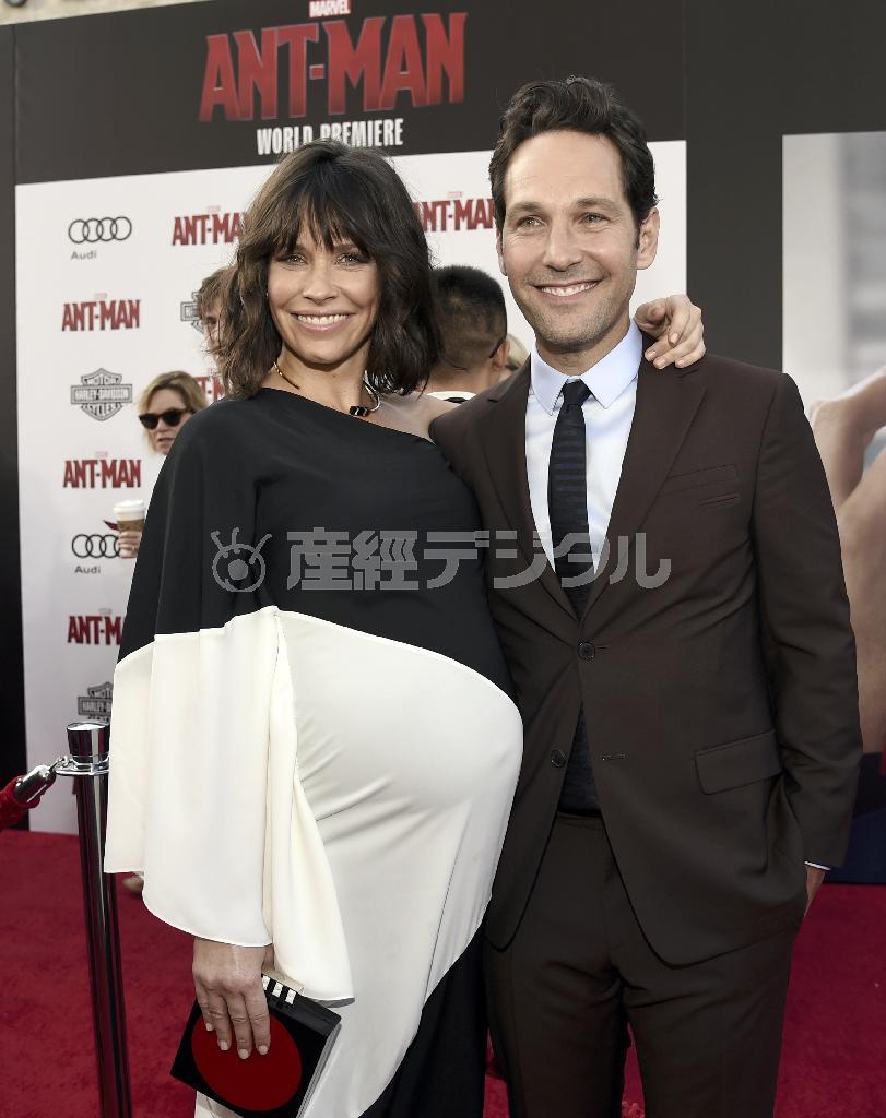 映画「アントマン」（ペイトン・リード監督）のロサンゼルス・プレミアに出席したポール・ラッド（右）とエヴァンジェリン・リリー＝２０１５年６月２９日、米カリフォルニア州ロサンゼルス（ＡＰ）