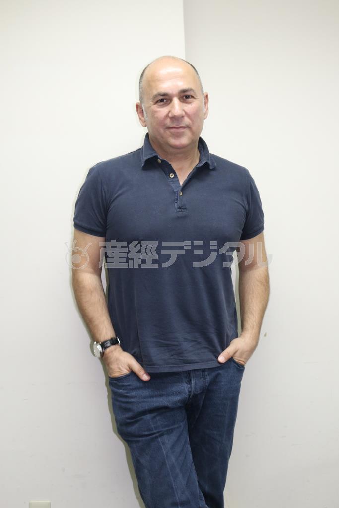 「原題『Ａｌｌａｃｃｉａｔｅ＿ｌｅ＿ｃｉｎｔｕｒｅ』は『シートベルトをお締めください』の意味です。人生で遭遇する乱気流に備えてほしいという気持ちを込めました」と語るフェルザン・オズペテク監督＝２０１５年５月１日、東京都中央区（高橋天地撮影）