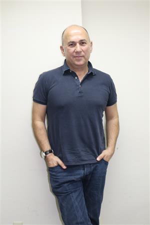 「原題『Ａｌｌａｃｃｉａｔｅ＿ｌｅ＿ｃｉｎｔｕｒｅ』は『シートベルトをお締めください』の意味です。人生で遭遇する乱気流に備えてほしいという気持ちを込めました」と語るフェルザン・オズペテク監督＝２０１５年５月１日、東京都中央区（高橋天地撮影）