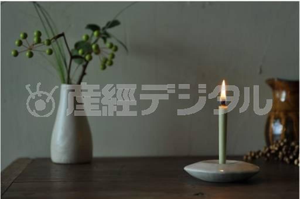 櫨（はぜ）１００％のろうそく。手作業で櫨ろうと灯芯のバランスを整えるため、美しい炎がともる（提供写真）