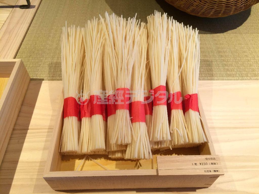 灯芯草（とうしんそう＝イグサの一種）の随と和紙で作られた灯芯。一本一本手作業で和紙の上に灯芯草を巻き、真綿で止める（提供写真）