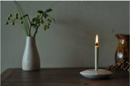 櫨（はぜ）１００％のろうそく。手作業で櫨ろうと灯芯のバランスを整えるため、美しい炎がともる（提供写真）