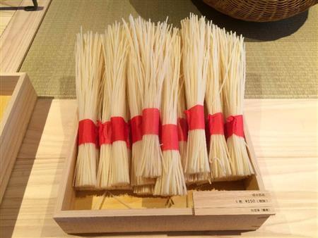 灯芯草（とうしんそう＝イグサの一種）の随と和紙で作られた灯芯。一本一本手作業で和紙の上に灯芯草を巻き、真綿で止める（提供写真）