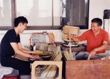 四代目の大西巧さん（左）と三代目の明弘さん。親子であり、師弟でもある（大與提供）