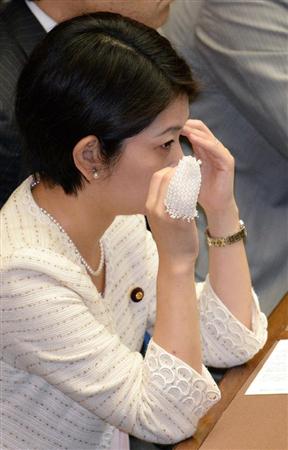 参院平和安全法制特別委員会の乱闘で負傷、右手の小指と薬指に包帯を巻いて参院本会議に臨む自民党の大沼瑞穂氏＝１８日午後、国会・参院本会議場（酒巻俊介撮影）