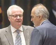 シリアのバシャール・ジャファリ国連大使（右）と言葉を交わすロシアのヴィタリー・チュルキン国連大使。ロシアの軍事支援強化が米露関係の緊張を高めている＝２０１５年８月７日、米ニューヨーク、国連安全保障理事会の議場（国連提供・共同）