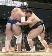 照ノ富士が寄り切りで栃ノ心（とちのしん、左）を破る＝２０１５年９月１８日、東京都墨田区・両国国技館（共同）