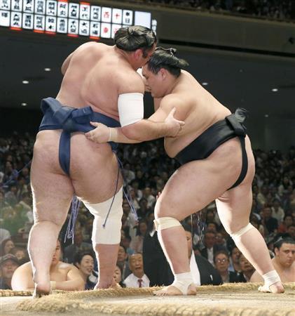 照ノ富士が寄り切りで栃ノ心（とちのしん、左）を破る＝２０１５年９月１８日、東京都墨田区・両国国技館（共同）
