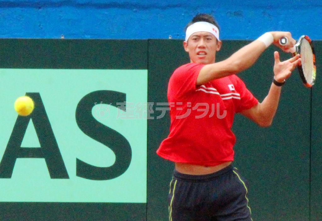 デビス杯コロンビア戦に向けて練習する錦織圭（にしこり・けい）＝２０１５年９月１８日、コロンビア・ペレイラ（共同）