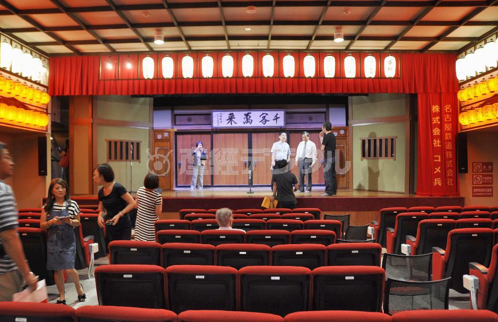 ９月２２日に再オープンする東海地方唯一の常設寄席「大須演芸場」の舞台＝２０１５年９月１８日午後、愛知県名古屋市中区（共同）