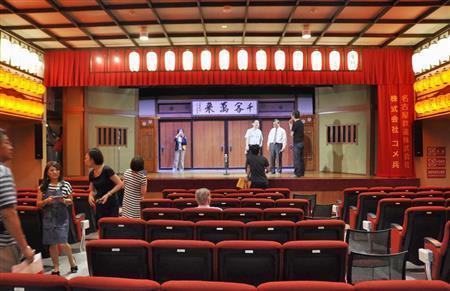 ９月２２日に再オープンする東海地方唯一の常設寄席「大須演芸場」の舞台＝２０１５年９月１８日午後、愛知県名古屋市中区（共同）