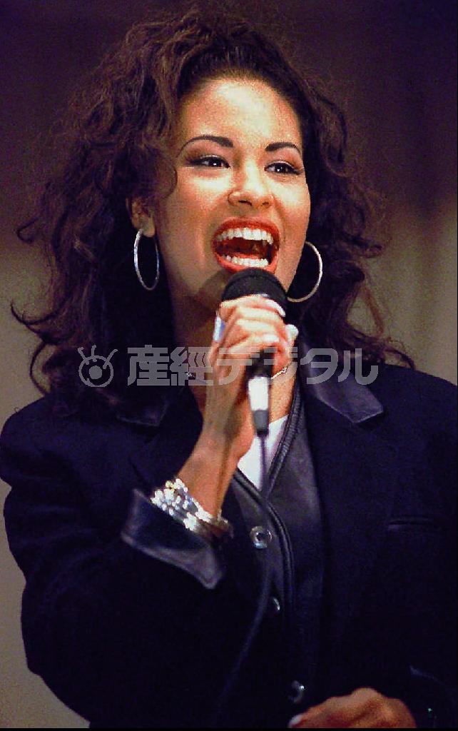 ２０年前に２３歳の若さで死去した米歌手、セレナさん＝１９９４年１１月１４日、米テキサス州コーパスクリスティ（ＡＰ）