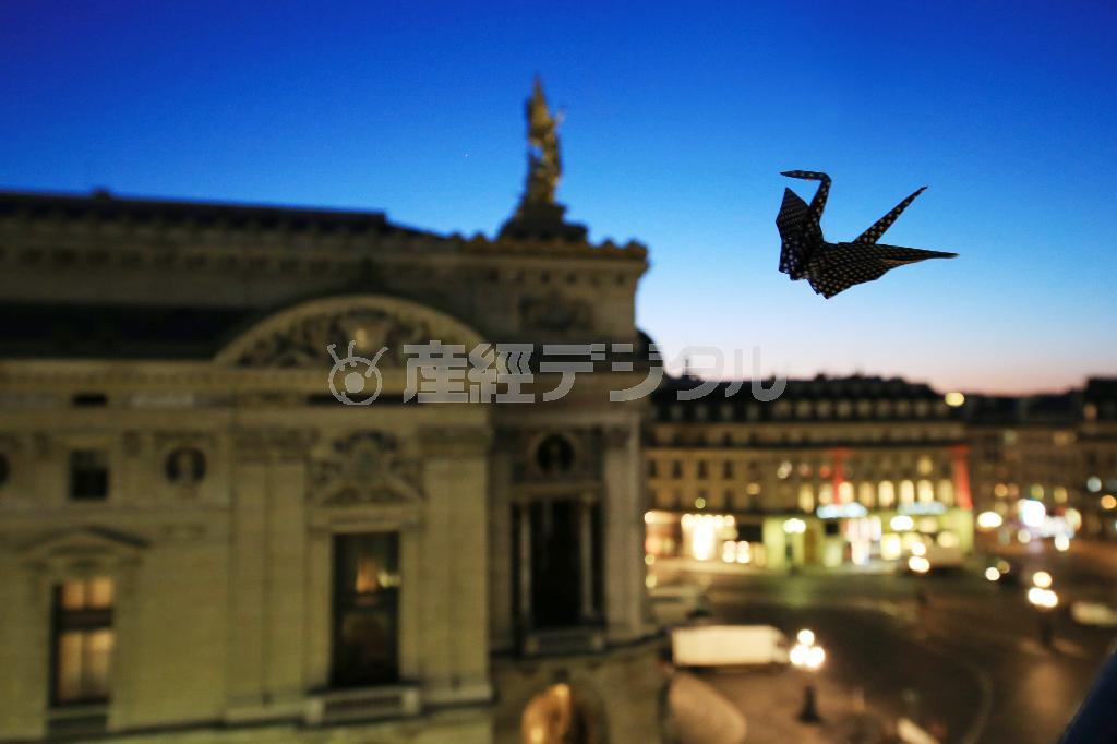 鶴は自撮り棒の先に、糸でつるして左手に持ちながらの撮影です。風が吹いていたので、なるべく速いシャッタースピードで撮りたい。暗いからといって、ＩＳＯ感度を上げ過ぎるとクオリティーが下がるので、要注意です。できる限りＩＳＯ１００や５０と数字を小さくすることでノイズが少ない作品になります＝２０１５年３月５日、フランス・首都パリ（須藤夕子さん撮影）