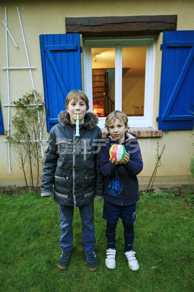 被写体と、撮る側の目線の高さですが、子供の撮影のコツは「子供の目線の高さで！」とよく耳にするかと思います。基本は子供の目線の高さ、またはあおって撮影すると子供をより大きく写すことができます＝２０１５年３月８日、フランス・首都パリ（須藤夕子さん撮影）