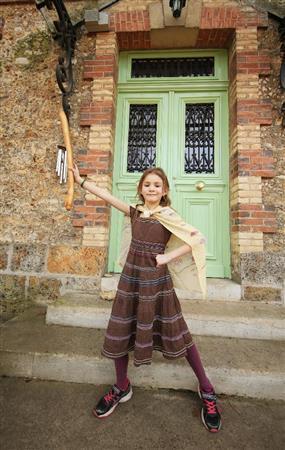 風呂敷をマントに、フランスパンを剣に見立てて、「ジャンヌダルク」が完成です。１１ミリの広角のカメラだったので、少し画角が作りにくかったのですが、予測不能な子供の撮影は、広角だとブレにくいでしょう＝２０１５年３月８日、フランス・首都パリ（須藤夕子さん撮影）