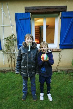 被写体と、撮る側の目線の高さですが、子供の撮影のコツは「子供の目線の高さで！」とよく耳にするかと思います。基本は子供の目線の高さ、またはあおって撮影すると子供をより大きく写すことができます＝２０１５年３月８日、フランス・首都パリ（須藤夕子さん撮影）