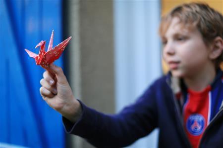 ５０ミリの単焦点レンズで撮影しました。絞りＦ１．６と被写界深度が浅いので、鶴にピントを合わせて、子供はあえてぼかしましたが、表情が読み取れるくらいの“ぼけ感”がいいでしょう＝２０１５年３月８日、フランス・首都パリ（須藤夕子さん撮影）