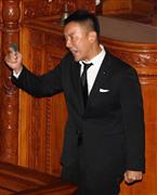 参院本会議で自説を叫ぶ山本太郎議員＝１９日未明、国会・参院本会議場（福島範和撮影）