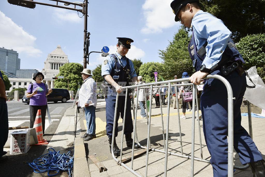 安全保障関連法の成立に反対するデモが終わり、国会前のバリケードを撤去する警察官＝２０１５年９月１９日午前、東京都千代田区（共同）