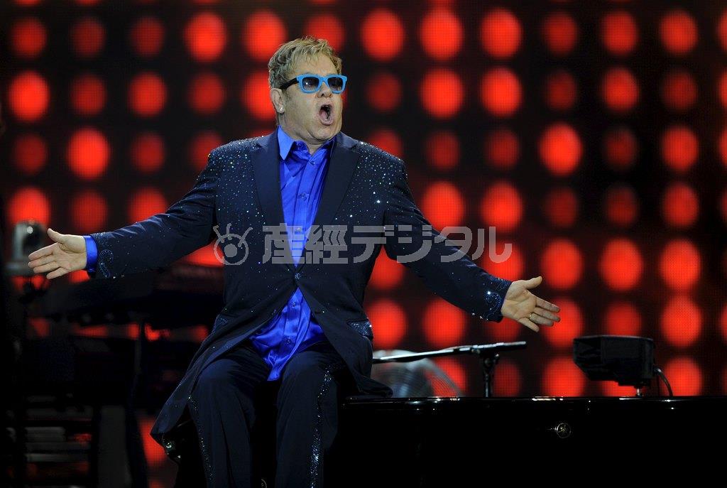 コンサートでパフォーマンスを披露するエルトン・ジョンさん。シングルとアルバムの累計売り上げが３億枚を超す偉大なミュージシャンは、自身がゲイであることを公言し、ＬＧＢＴの権利擁護者としても知られる＝２０１５年７月１７日、スペイン・アストゥリアス州ヒホン（ロイター）