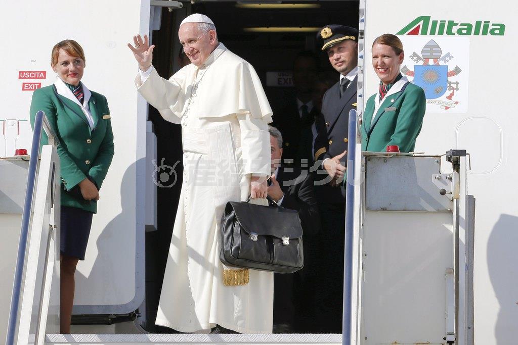 キューバと米国訪問のため、首都ローマの空港を出発するローマ法王フランシスコ（中央）＝２０１５年９月１９日、イタリア・フィウミチーノ市（ロイター）