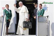 キューバと米国訪問のため、首都ローマの空港を出発するローマ法王フランシスコ（中央）＝２０１５年９月１９日、イタリア・フィウミチーノ市（ロイター）