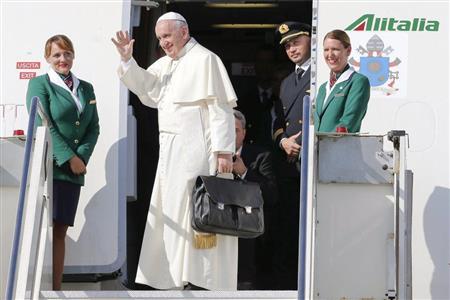 キューバと米国訪問のため、首都ローマの空港を出発するローマ法王フランシスコ（中央）＝２０１５年９月１９日、イタリア・フィウミチーノ市（ロイター）