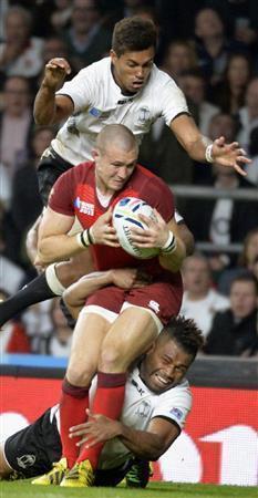 フィジーからトライを奪うイングランドのマイク・ブラウン（中央）＝２０１５年９月１８日、英国・首都ロンドン郊外のトゥイッケナム競技場（共同）