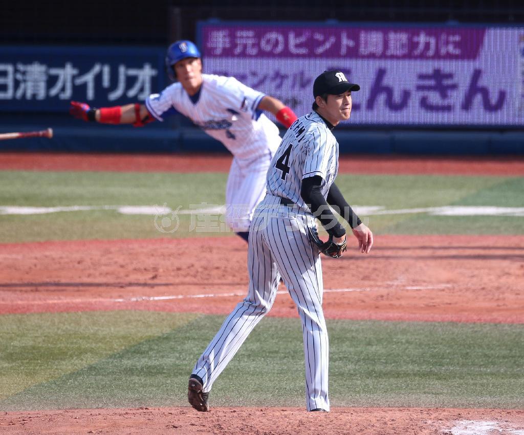 四回、ＤｅＮＡ・荒波翔（あらなみ・しょう）に適時三塁打を許す阪神・能見（のうみ）篤史＝２０１５年９月１９日、神奈川県横浜市中区の横浜スタジアム（白鳥恵撮影）