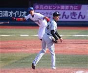 四回、ＤｅＮＡ・荒波翔（あらなみ・しょう）に適時三塁打を許す阪神・能見（のうみ）篤史＝２０１５年９月１９日、神奈川県横浜市中区の横浜スタジアム（白鳥恵撮影）