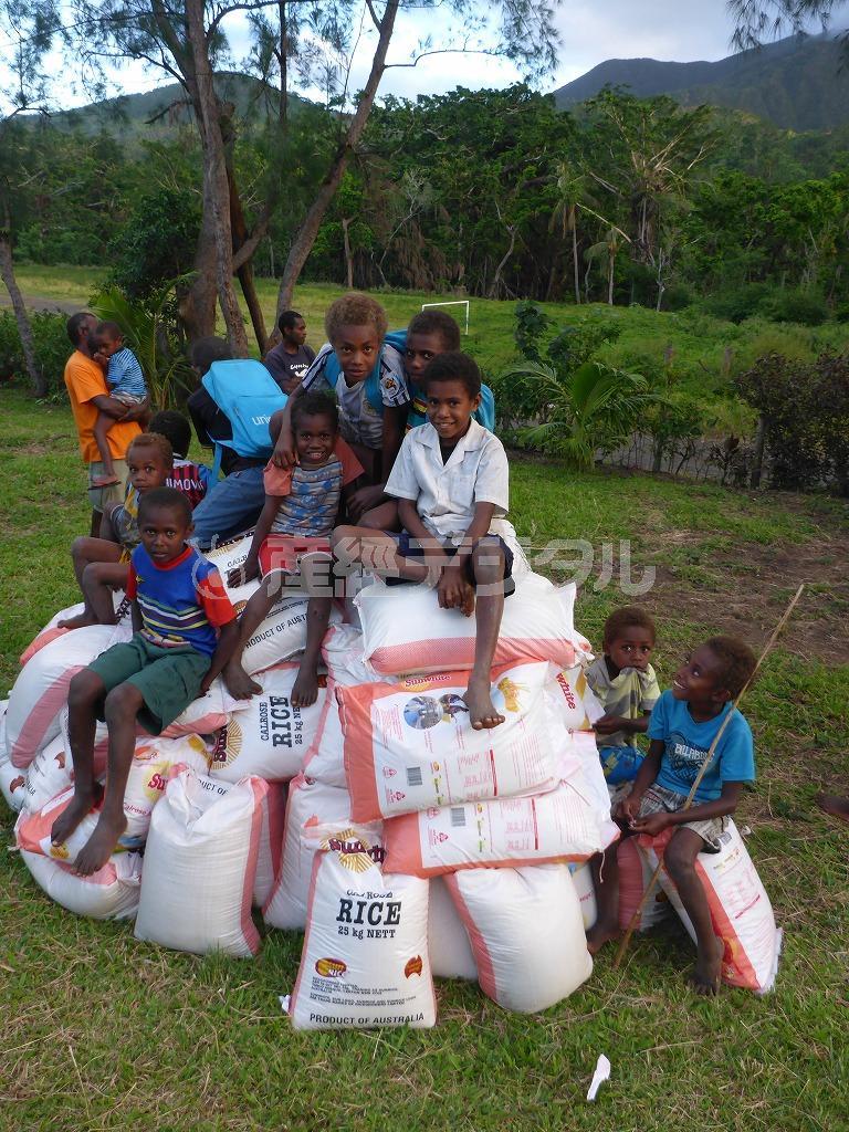 緊急支援物資として食料を届けた時の様子です。タンナ島には１６の村、およそ３０００人に食料を届けました＝２０１５年、バヌアツ（相川梨絵さん提供）