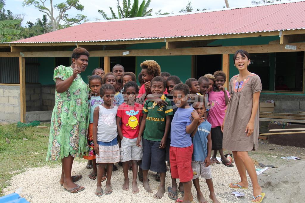 親善協会の寄付金で校舎の屋根が直りました＝２０１５年９月９日、バヌアツのＯｌｗｉｅ（オルウィー）幼稚園（相川梨絵さん提供）