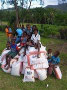 緊急支援物資として食料を届けた時の様子です。タンナ島には１６の村、およそ３０００人に食料を届けました＝２０１５年、バヌアツ（相川梨絵さん提供）