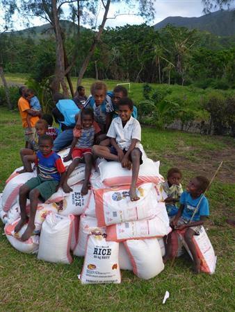 緊急支援物資として食料を届けた時の様子です。タンナ島には１６の村、およそ３０００人に食料を届けました＝２０１５年、バヌアツ（相川梨絵さん提供）